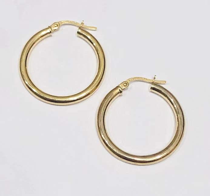 Medium Round Hoop Earring in 14k Gold