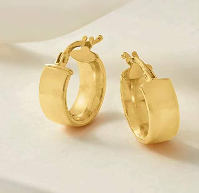Small Wide Oval Round Earring in 14K Gold