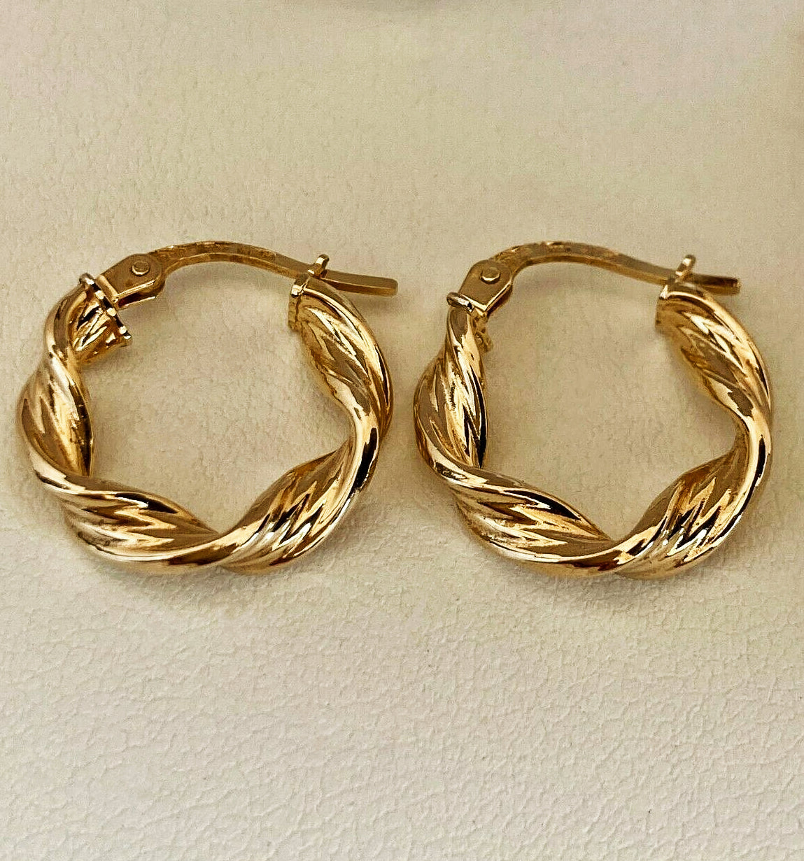 Small Twisted Hoop Earring in14K Gold